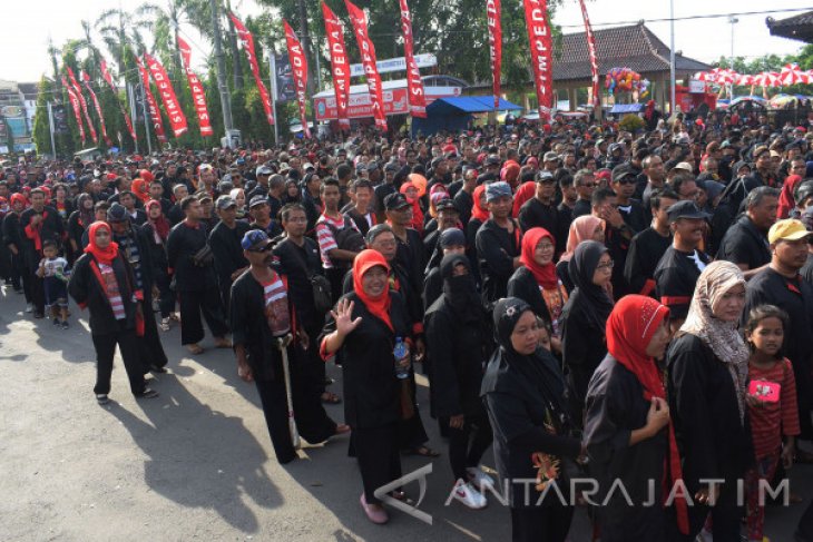 Rekor MURI Jalan Sehat Busana Penadon