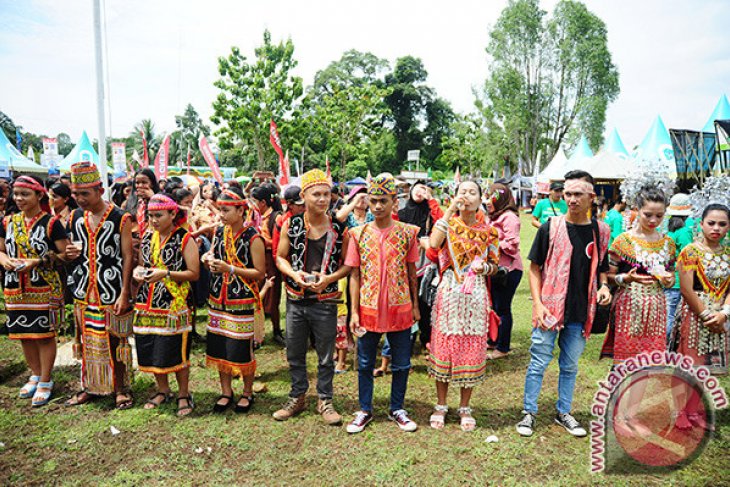 Karnaval Minum Madu