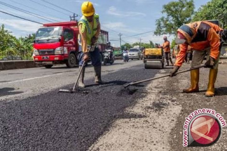 Gubernur Dorong Pemanfaatan Aspal Campur Limbah Plastik