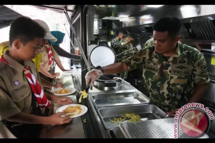 Marinir Bagikan Nasi Goreng