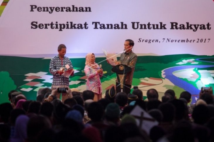 PEMBAGIAN SERTIFIKAT TANAH