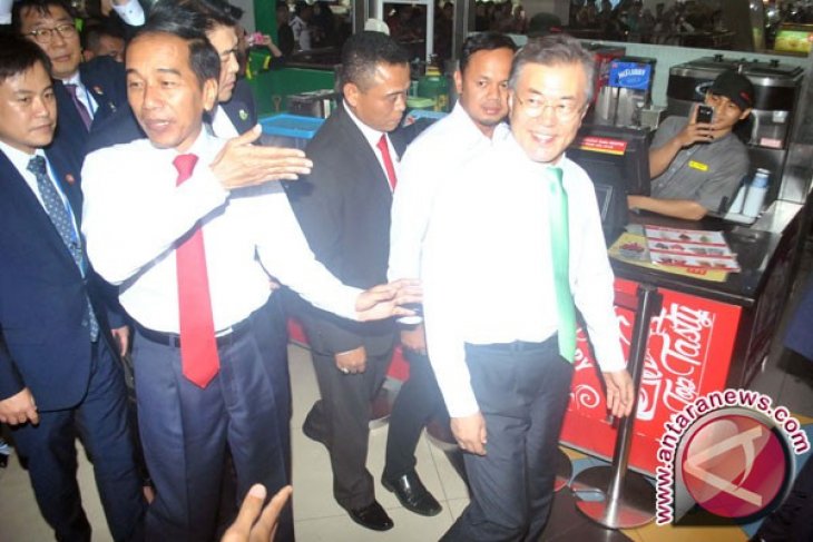 Presiden Korea Selatan Beli Batik dan Minum Teh