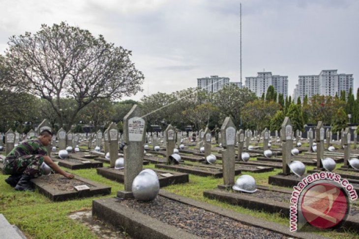 President Jokowi Leads National Heroes' Day Ceremony