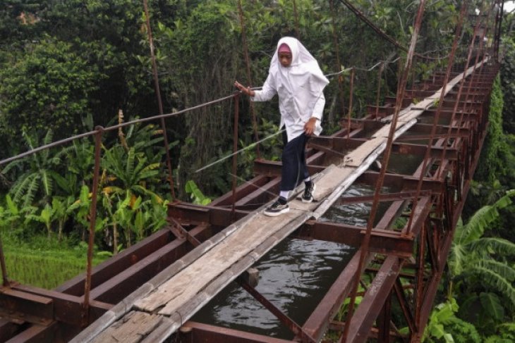 MELEWATI JEMBATAN GANTUNG