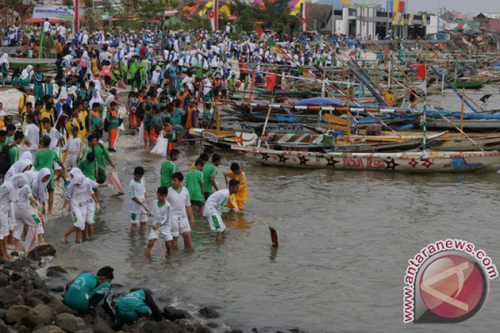 News focus - Rising environmental concern over plastic waste polluting Indonesian seas