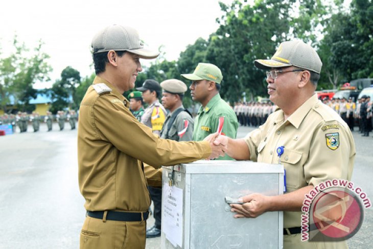 MENYERAHKAN KOTAK SUARA 