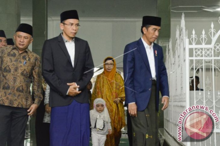 Jokowi Ziarah Makam Maulana Syekh