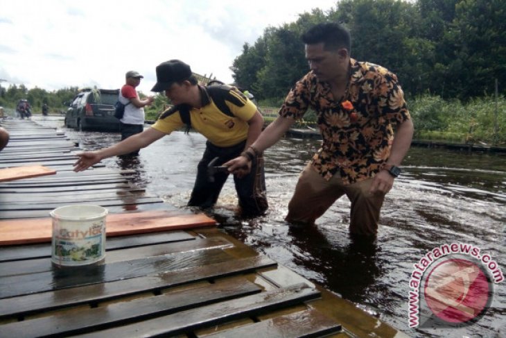 Memperbaiki Jembatan Darurat