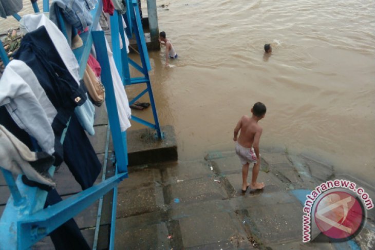 Petugas: Debit Air Sungai Batanghari Jambi Waspada