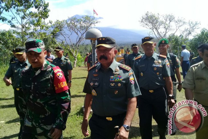 TNI Gotong Royong Perbaiki Jembatan Karangasem yang Diterjang Lahar Hujan