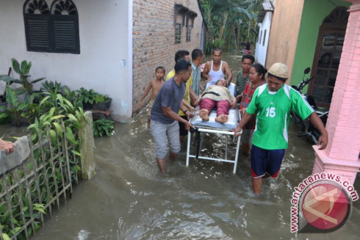 BANTU EVAKUASI KORBAN BANJIR