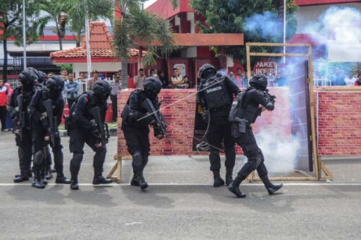 SIMULASI PENJINAKAN BOM