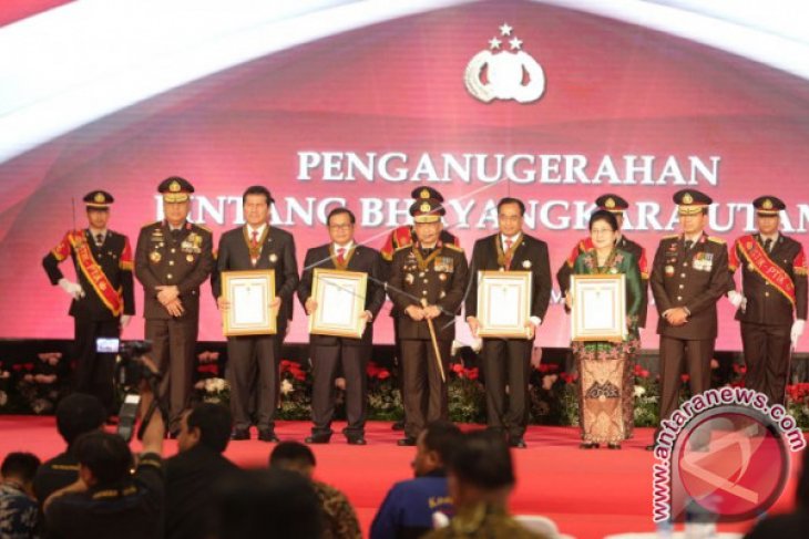 National Police Chief Bestows Awards Upon Seven Ministers