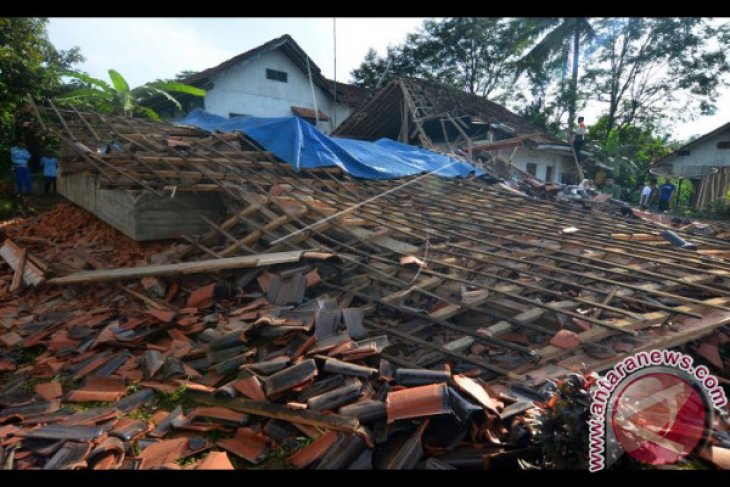 Rumah Ambruk Akibat Gempa