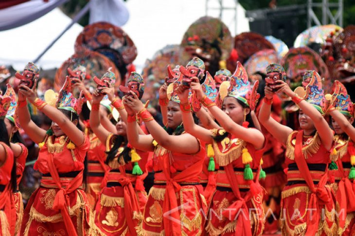 Tari Topeng Kolosal