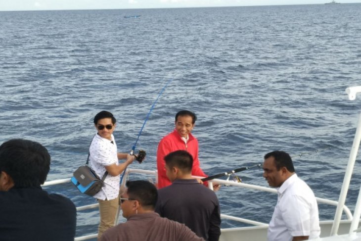 Presiden Jokowi Mancing di Raja Ampat