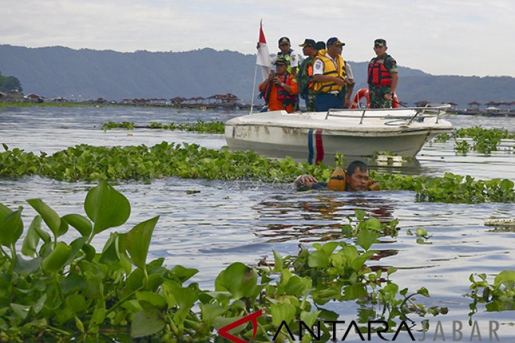 PENCARIAN KORBAN PERAHU TENGGELAM CIRATA