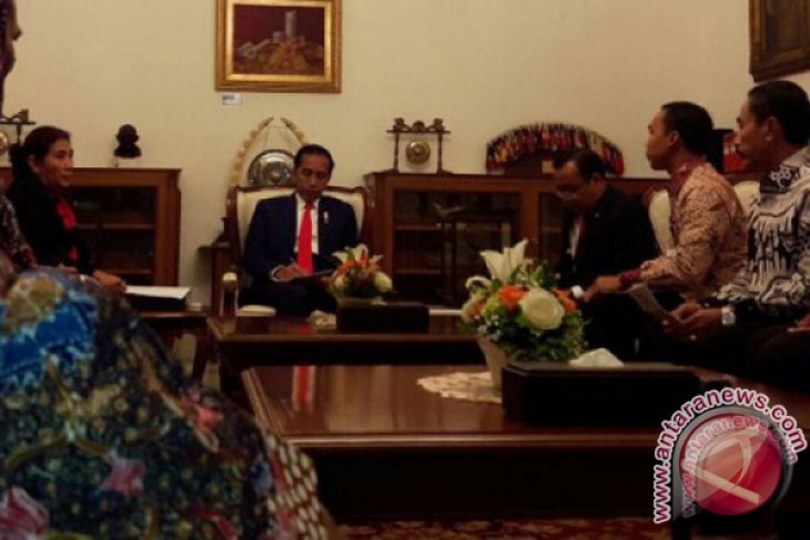 Protesting fishermen leaders meet President Jokowi at Merdeka Palace