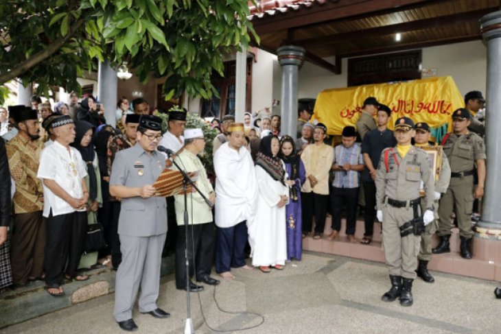 Sekdaprov Lampung Hamartoni melepas jenazah Adeham