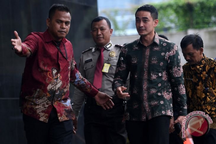 Penyidik KPK Bawa Berkas Dari Rumah Dinas Zumi Zola