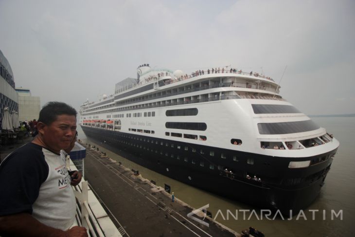 Kapal Pesiar MS Volendam