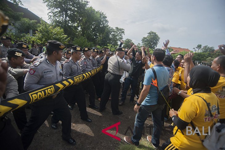 Latihan Pengamanan Pilkada Bali