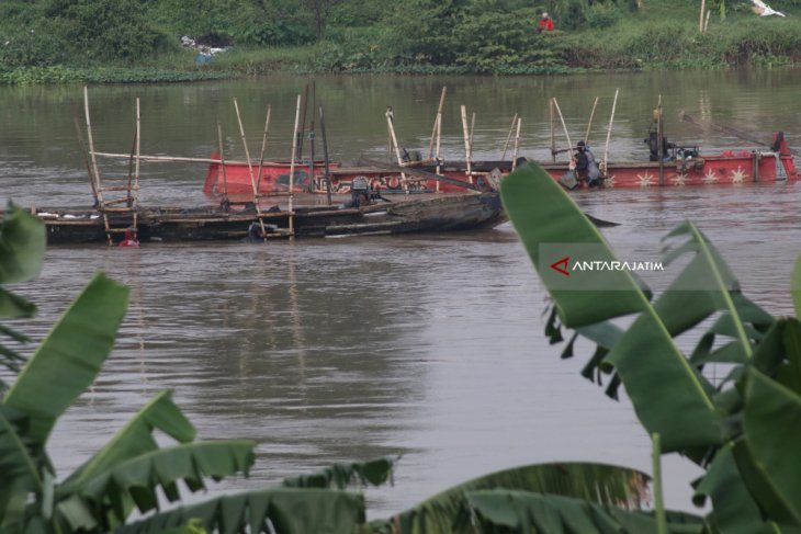 Penambang Pasir Brantas