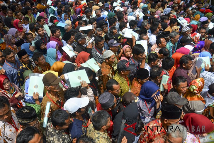 Penyerahan Sertipikat Tanah