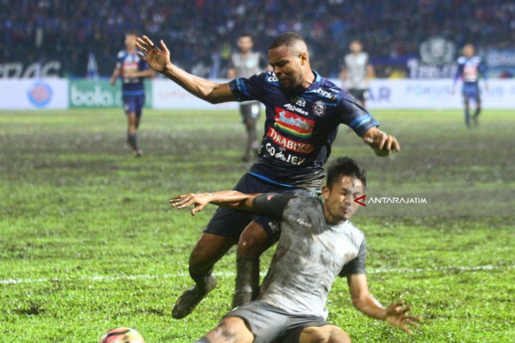 Persela Imbangi Arema