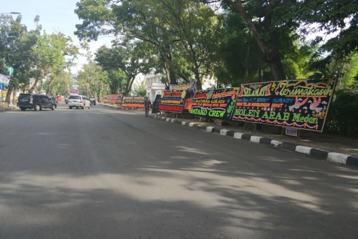 Tengku Erry  banjir Karangan bunga