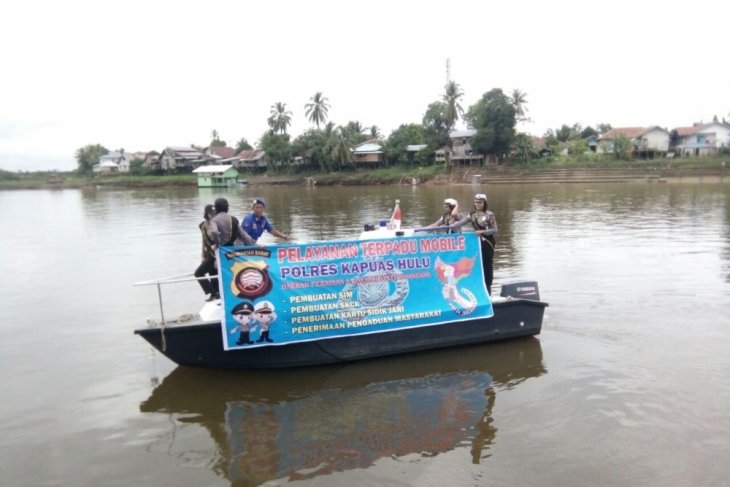 Pelayanan terpadu mobile Polres Kapuas Hulu