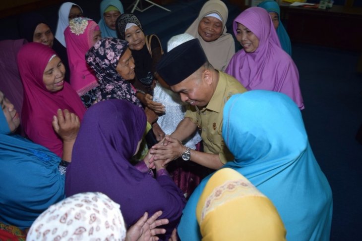 Atbah berikan santunan 100 bidan kampung