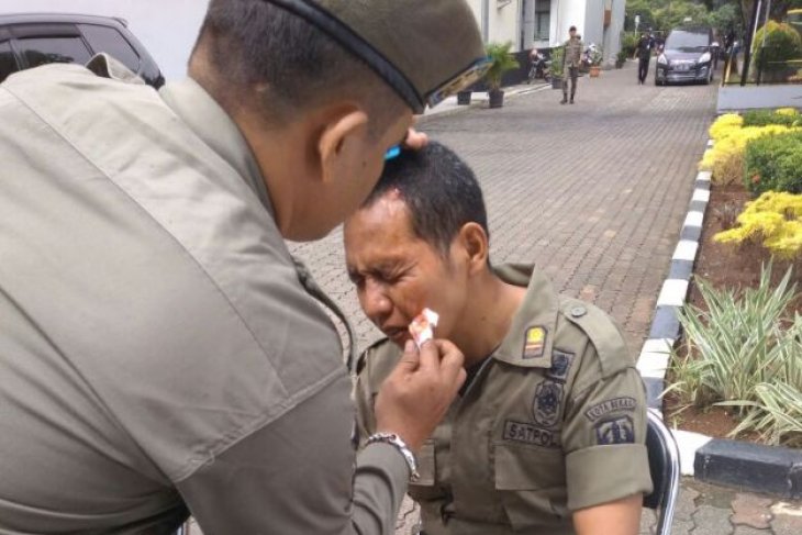 Tiga mobil rusak, lima aparat luka dalam bentrokan Ormas dan Satpol PP