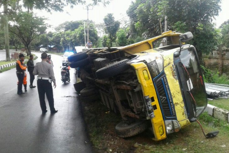 Ada Truk Terguling di Tegar Beriman Bogor