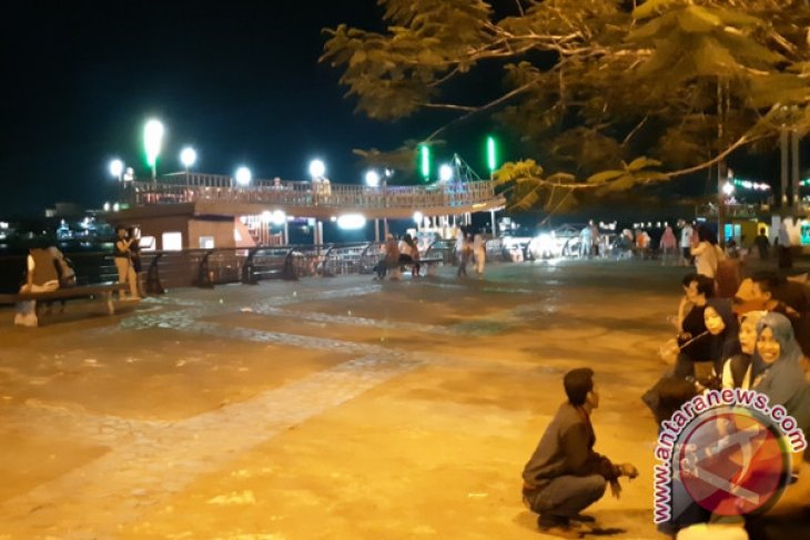 Warga Saksikan Gerhana Bulan Di Tepian Kapuas