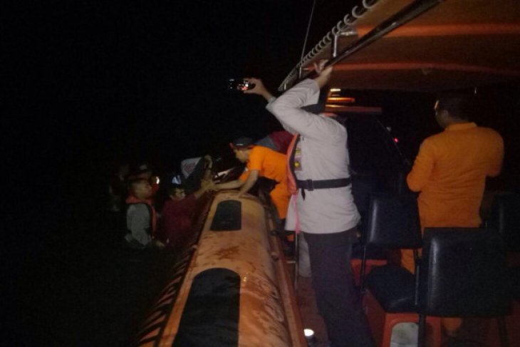SAR evakuasi enam nelayan dari kapal motor kandas