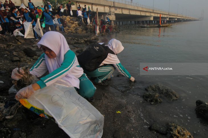 Aksi Bersih Sampah Suramadu