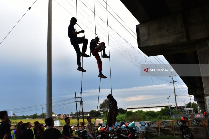 Pelajar Berlatih Repling