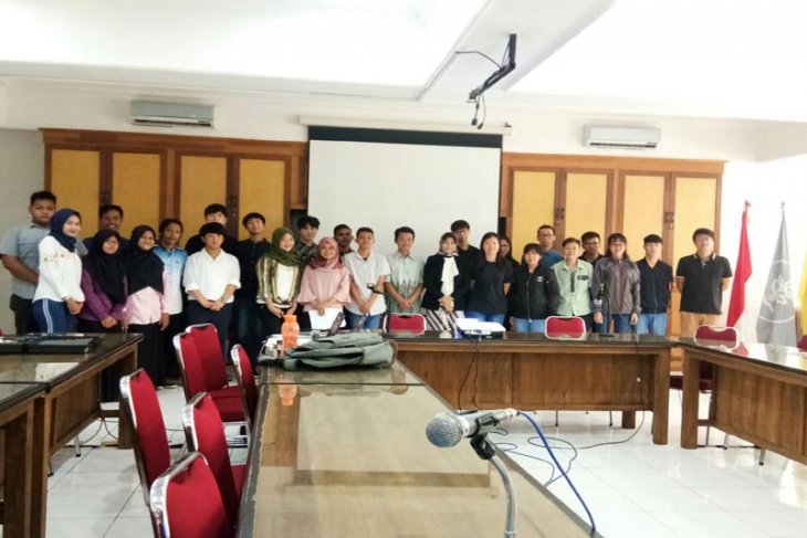 Mahasiswa IPB bersama mahasiswa Korea dan Taiwan diskusi tentang kehutanan