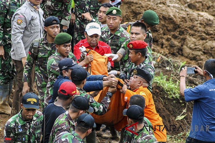 Evakuasi Korban Longsor Cijeruk Bogor