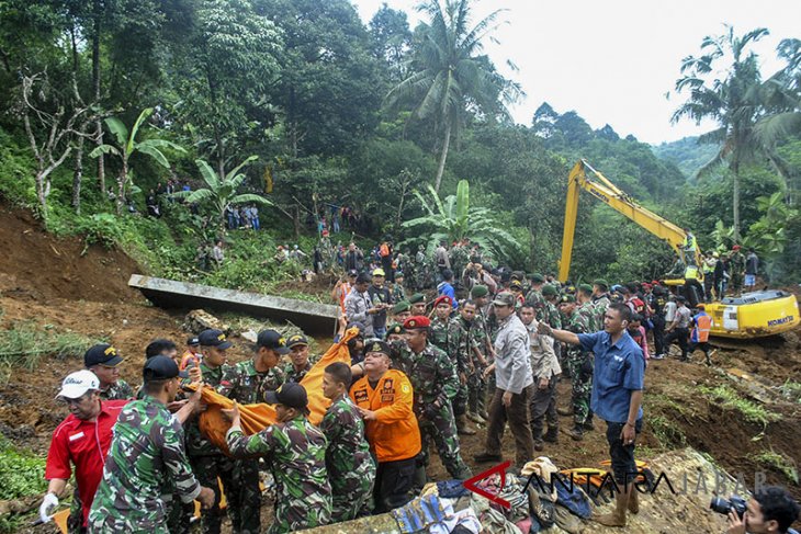 Evakuasi Korban Longsor Cijeruk Bogor
