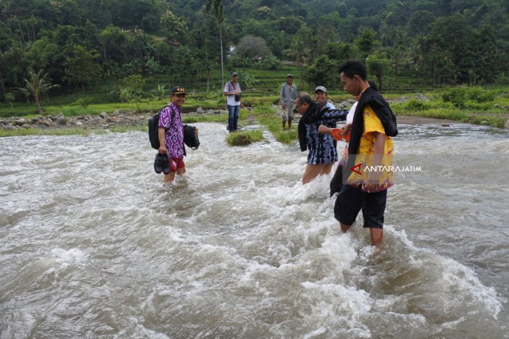 Warga Seberangi Sungai