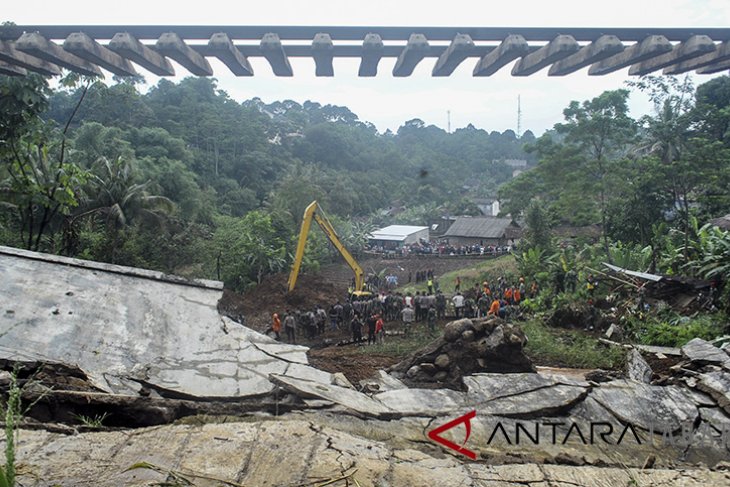 Jalur KRD Bogor-Sukabumi Longsor