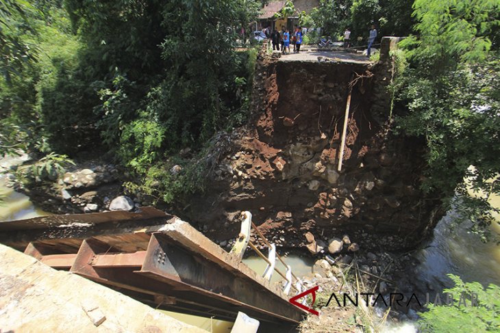 Jembatan Putus Akibat Banjir