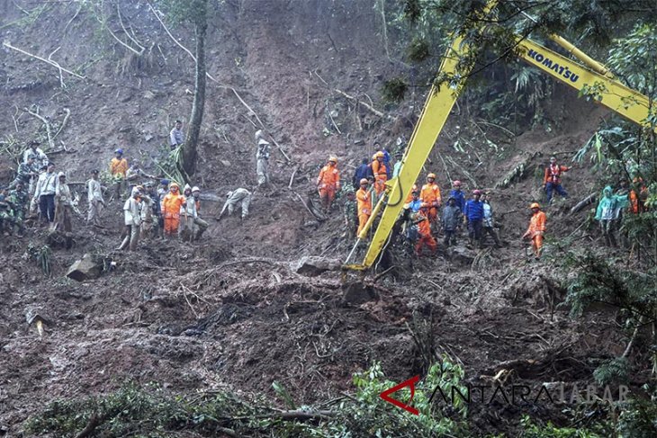 Pencarian Korban Longsor Puncak Bogor