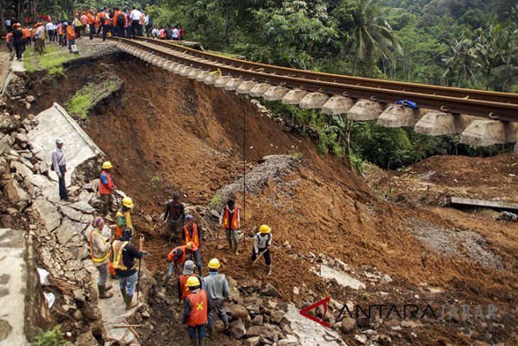 Target Perbaikan Jalur Kereta Terdampak Longsor