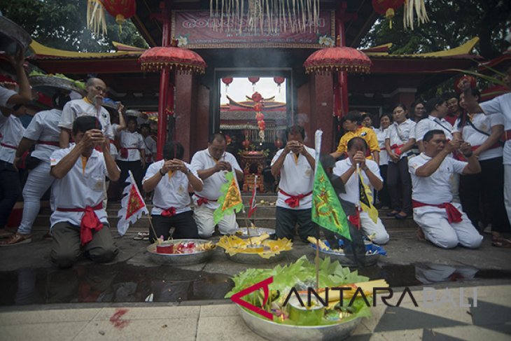 Ritual tolak bala Imlek Kuta