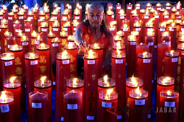 Sembahyang Imlek Di Vihara Dhanagun