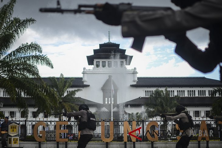Simulasi Pengamanan Pilkada di Bandung