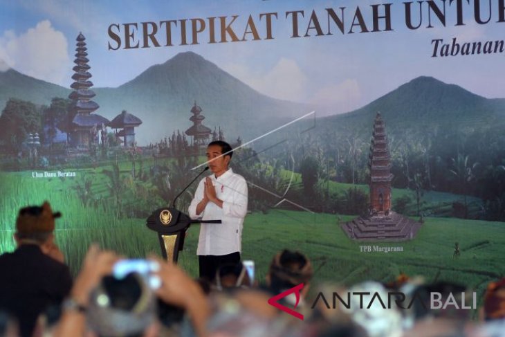 Jokowi Bagikan Sertifikat Tanah di Tabanan